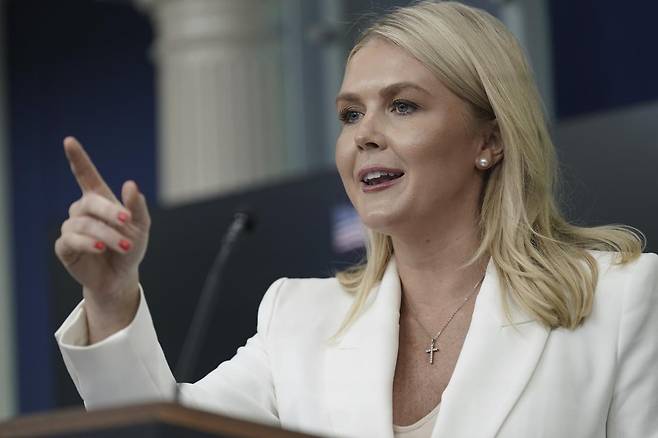 캐럴라인 레빗 백악관 대변인이 26일(현지 시간) 정례브리핑에서 질문할 기자를 지목하고 있다. 2025.06.27 워싱턴=AP 뉴시스