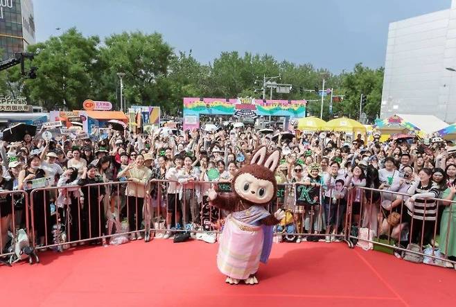 태국에서 열린 팝마트 행사에 모인 라부부 팬들의 모습. 태국은 라부부 열풍이 가장 뜨거운 지역 중 하나다. 팝마트 제공