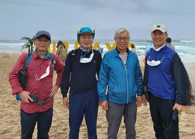 서울 휘문고 60회 동기동창 임정국 정태성 최동주 김익원 씨(왼쪽부터)가 강원 양양에서 포즈를 취했다. 정태성 씨 제공.