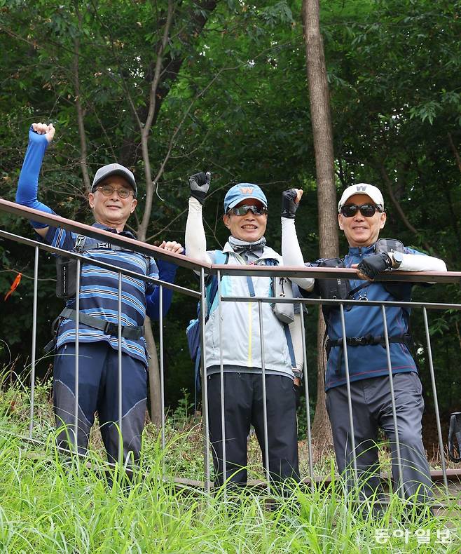 서울 휘문고 60회 동기동창 임정국 정태성  김익원 씨(왼쪽부터)가 서울 대모산을 오르다 포즈를 취했다. 신원건 기자 laputa@donga.com