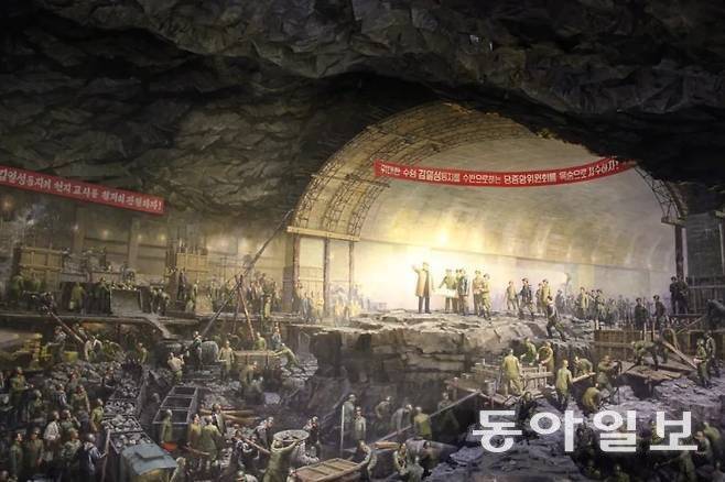 평양 지하철 건설을 주제로 한 김일성 선전화. 군인들이 인력으로 바위를 제거하고 있다. 동아일보 DB