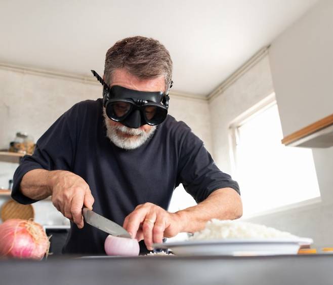 양파를 썰 때 눈물이 나는 이유는 파괴된 양파 조직에서 만들어진 'Syn-프로파넨티알-S-옥사이드'가 눈을 자극하기 때문이다. 미국 연구팀이 양파를 눈물 없이 썰 수 있는 가장 과학적인 방법을 실험으로 찾았다. 게티이미지뱅크 제공