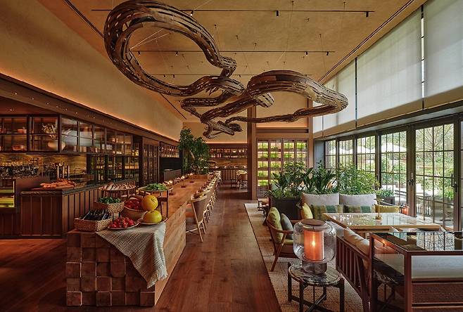 계절을 세심하게 반영한 코스 요리와 단품 디저트를 맛볼 수 있는 1층 레스토랑 P72. 우드 디자인과 테라스 가든까지 자연을 소환했다.