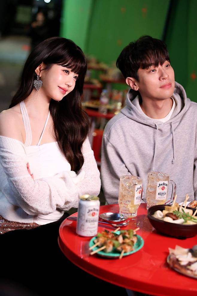 9EEC9098EC90B9ED989DEBBC__B4EAA0_B4EC81_98ECA5_B9ED989DEB9C_(10).jpg 장원영 X ‘짐빔 하이볼’ 광고 촬영 현장 비하인드