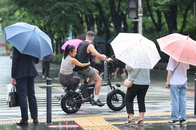 본격적인 장마가 시작된 20일 서울 여의도역 인근에서 시민들이 우산을 쓰고 이동하고 있다. 2025.06.20. /사진=뉴시스