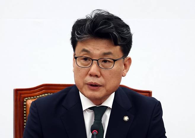 진성준 더불어민주당 정책위의장이 지난 26일 서울 여의도 국회에서 임시회 중점처리 법안 및 정책현안 관련 신속한 본회의 개최를 촉구하는 기자회견을 하고 있다. 뉴시스