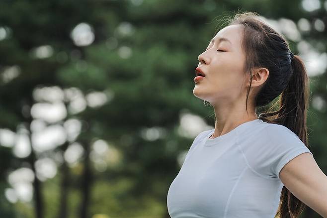 ‘좋은 호흡’은 보약이다. 그것도 돈 한 푼 들이지 않고 얻을 수 있는 보약이다. 그래서 어떤 이들은 호흡을 ‘잊힌 초능력’이라고 부른다. 게티이미지뱅크