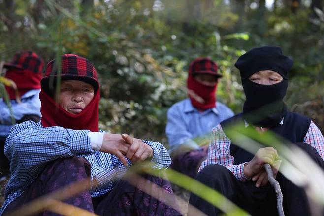 2013년 10월24일 오전 경남 밀양시 부북면 위양리 126번 공사장에서 헬기가 콘크리트가 든 호퍼(석탄, 모래, 자갈 등을 저장하는 큰 통)를 송전탑 공사 현장으로 실어 나르는 가운데 마을 주민들이 경찰과 대치하고 있다. 정용일 선임기자 yongil@hani.co.kr