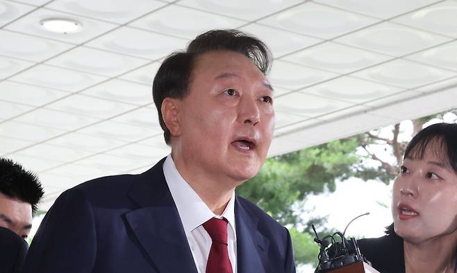 윤석열 전 대통령이 28일 오전 내란 사건을 수사하는 조은석 특별검사팀의 조사를 받기 위해 서울 서초구 서울고검에 출석하고 있다. 김영원 기자 forever@hani.co.kr