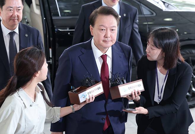 윤석열 전 대통령이 28일 오전 서울 서초구 서울고검 청사에 마련된 내란 특검에 피의자 신분으로 출석 하고 있다. 공동취재사진