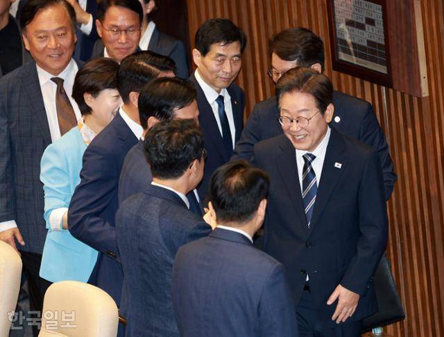 이재명 대통령이 26일 국회 본회의장에서 취임 후 첫 추가경정예산(추경) 시정연설을 마친 뒤 의원들과 악수를 하고 있다. 왕태석 선임기자