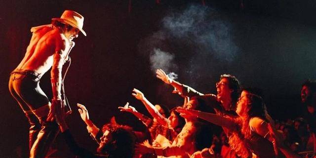 네이는 1971년 데뷔한 이래 여든이 넘어서도 무대에 오르는 열정을 발휘한다.