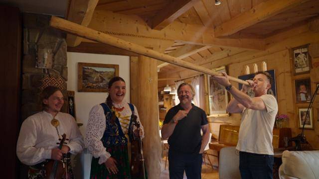 찰리 부어먼과 이완 맥그리거는 여행지 곳곳에서 사람들과 만나 교류하며 그들의 문화를 알아간다. 애플TV플러스 제공