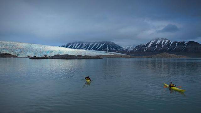 이완 맥그리거와 찰리 부어먼은 모터바이크를 타고 만난 자연에 종종 압도된다. 애플TV플러스 제공