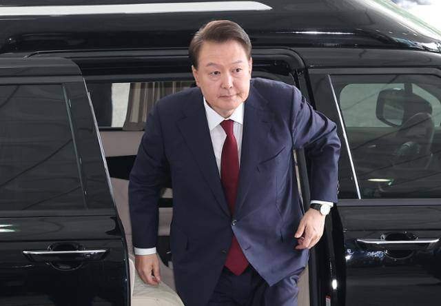 윤석열 전 대통령이 28일 피의자 신분으로 내란특검 조사를 받기 위해 서울 서초구 서울고검 청사로 출석하고 있다. 연합뉴스