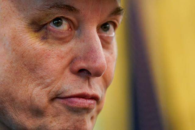 일론 머스크 테슬라 최고경영자(CEO)가 지난달 30일 미국 워싱턴 백악관의 대통령 집무실을 찾아 기자들의 질문을 듣고 있다. 워싱턴=로이터 연합뉴스