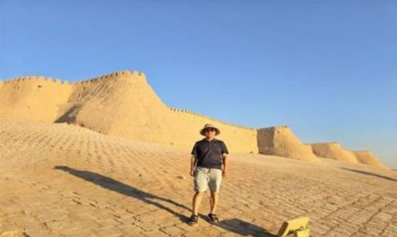 윤영성 전 관세청장이 히바성 성벽 앞에서 사진을 촬영하고 있다. [사진=윤영선]