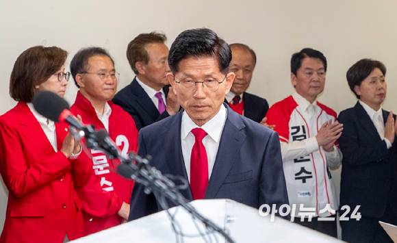 제21대 대통령 선거에서 이재명 더불어민주당 대선 후보의 당선이 확실시된 지난 4일 새벽 김문수 국민의힘 대선후보가 서울 여의도 국민의힘 중앙당사에 대선 패배 승복 공식 선언 기자회견을 위해 입장하고 있다. [사진=정소희 기자]