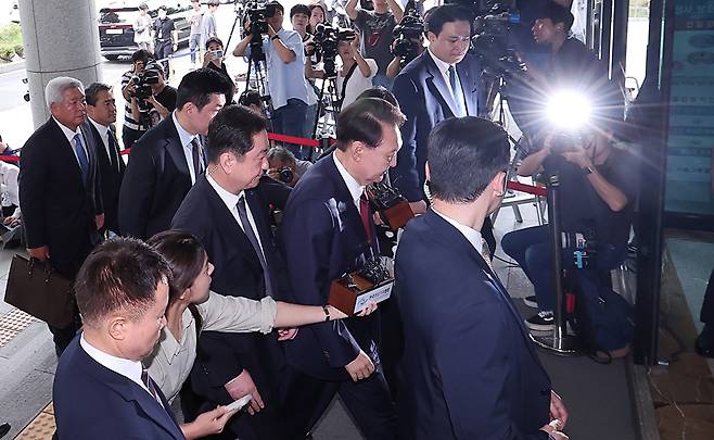 윤석열 전 대통령이 28일 피의자 신분으로 내란특검 조사를 받기 위해 서울 서초구 서울고검 청사로 출석하고 있다. 2025.6.28 [공동취재] [사진=연합뉴스]