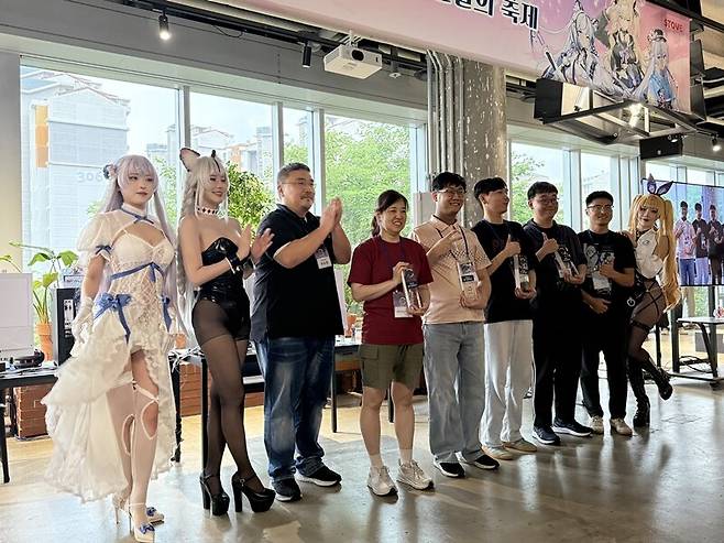 ▲ 작사들과의 단체 사진을 끝으로, 대회가 막을 내렸습니다