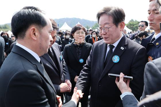 지난 3월 28일 당시 더불어민주당 이재명 대표가 국립대전현충원에서 열린 서해 수호의 날 기념식에 참석해 최원일 전 천안함장과 인사하고 있다. 연합뉴스
