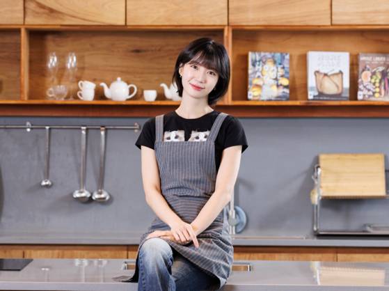 엄마의 레시피를 따라해보는 '뭘먹고 자랐길래' 촬영을 위해 지난달 21일 아스츠테이 수유를 찾은 오마이걸의 유빈. 사진 나승보(스튜디오 설담)