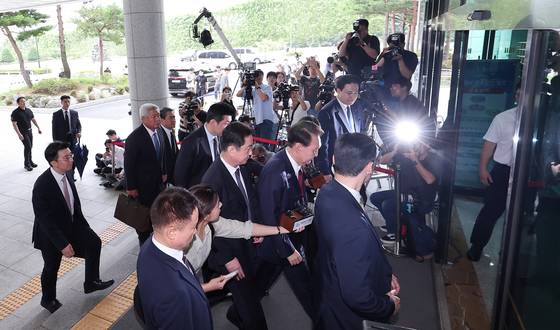 윤석열 전 대통령이 28일 피의자 신분으로 내란 특검 조사를 받기 위해 서울 서초구 서울고검 청사로 출석하고 있다. 김경록 기자