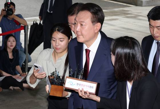 윤석열 전 대통령이 28일 피의자 신분으로 내란 특검 조사를 받기 위해 서울 서초구 서울고검 청사로 출석하고 있다. 김경록 기자