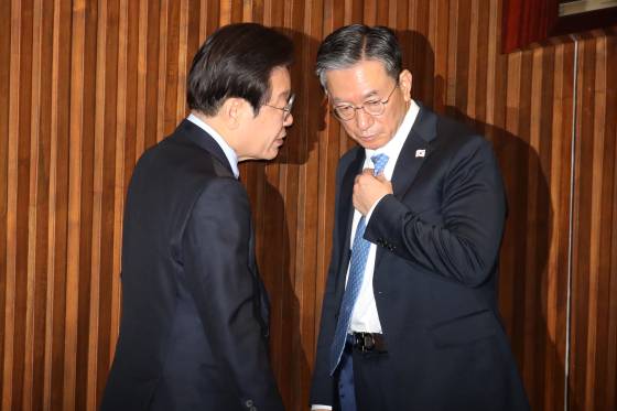 지난해 12월 이재명 당시 더불어민주당 대표와 정성호 의원이 서울 여의도 국회에서 열린 본회의에서 대화하고 있다. 뉴스1