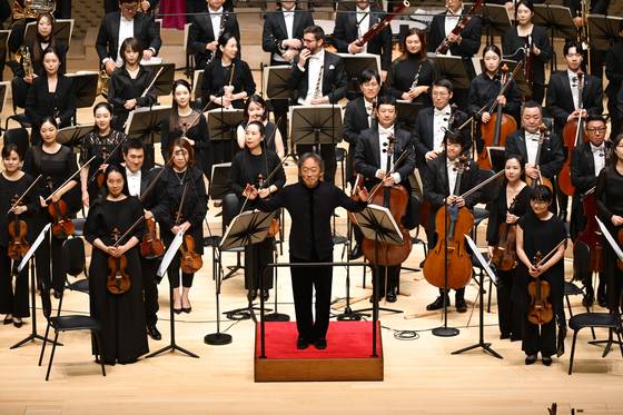 20일 부산콘서트홀 개관 공연을 베토벤 합창교향곡으로 장식한 정명훈 예술감독과 APO오케스트라. [사진 클래식부산]