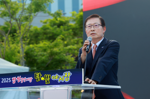 ▲ 강원도와 도경제진흥원이 주관하는 ‘전통시장·상점가 주말야시장 공모사업’에 선정된 강원 태백시 장성중앙시장(조합장 김양호)이 27일 장성탄탄마당에서 이상호 태백시장, 고재창 태백시의장을 비롯한 시민·관광객 등 500여명이 참석한 가운데 개막식을 갖고 오는 8월 16일까지 매주 금·토요일 오후 5시부터 밤 9시까지 2년차 ‘탄빛야시장’ 운영에 들어갔다.