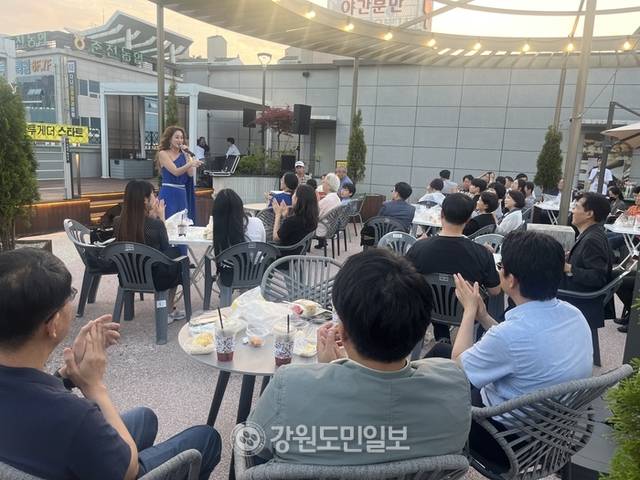 ▲ 27일 춘천 대원당에서 열린 2025 춘천연극제 개막식에서 예술인들이 축하무대를 즐기고 있다.