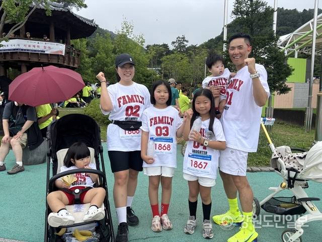▲ 제26회 홍천군민 달리기·걷기 대회가 28일 토리숲에서 열린 가운데 네 자녀와 함께 참여한 신정배·김선미 부부가 최다 가족 참가상을 수상했다. 유승현
