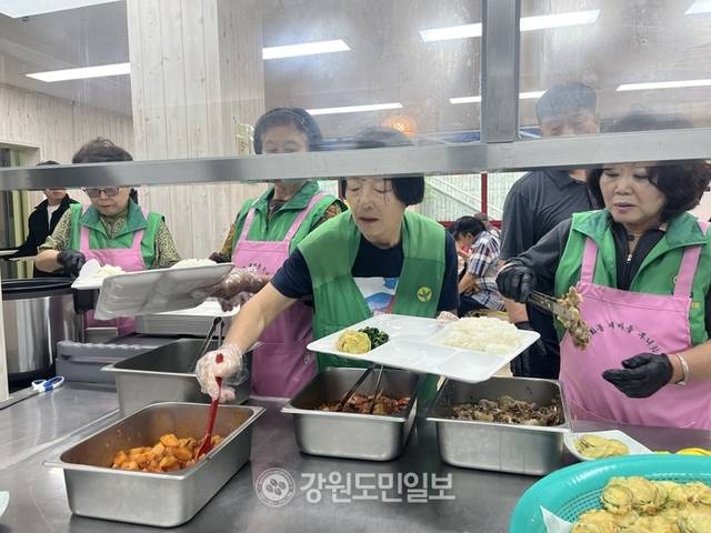 ▲ 춘천 근화동 무료급식위원회가  27일  지역어르신들을 위한 무료급식 활동을 하고 있다.