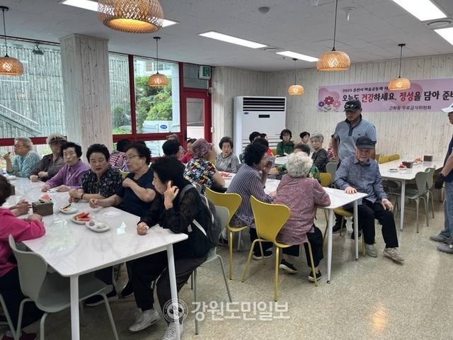 ▲ 춘천 근화동 무료급식위원회가  27일  지역어르신들을 위한 무료급식 활동을 하고 있다.