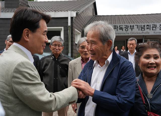 ▲ 김진태 강원도지사와 김시성 강원도의장 등 강원도 대표단이 27일 독일 에센 파독광부기념회관을 방문해 파독광부협회(재독한인글뤽아우프회) 회원들과 반갑게 인사하고 있다. 강원도 제공