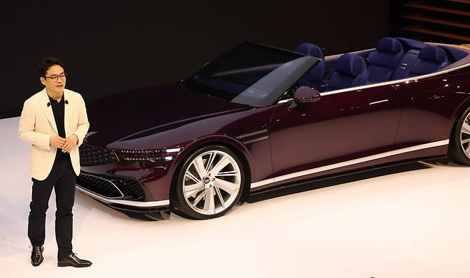 윤일헌 제네시스 디자인센터장이 3일 경기도 고양시 킨텍스에서 열린 '2025 서울모빌리티쇼 미디어 브리핑' 행사에서 콘셉트카 '엑스 그란 컨버터블'을 소개하고 있다. 사진=연합