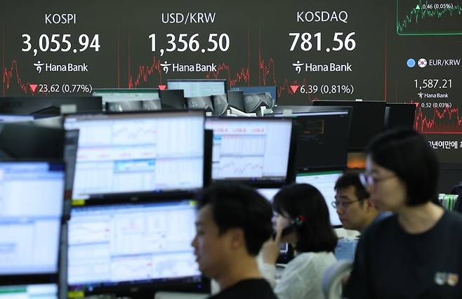 코스피가 외국인 매도세로 하락 마감한 27일 오후 서울 중구 하나은행 본점 딜링룸 전광판에 코스피 지수가 표시되고 있다. /사진=뉴스1