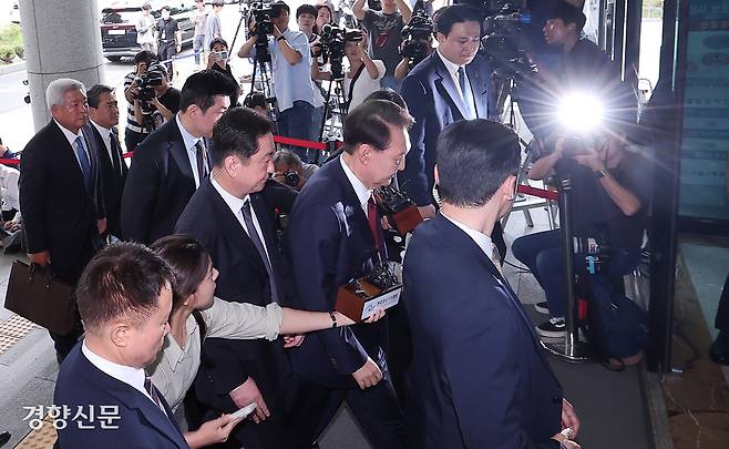 윤석열 전 대통령이 28일 대면 조사를 받기 위해 서울 서초구 서울고검에 마련된 내란특검 사무실로 출석하고 있다. 정효진 기자