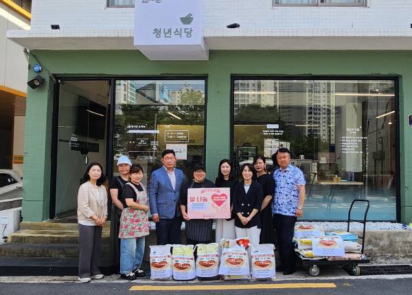 사단법인 소리(이사장 정자경)의 사랑의 쌀 기부행사가 27일 열렸다. 행사에는 부산시의회 복지환경위원회 박희용의원(부산진구 1), 정자경 이사장과 소리 회원, 청년식당 및 관내 경로당 관계자 등이 참석했다.