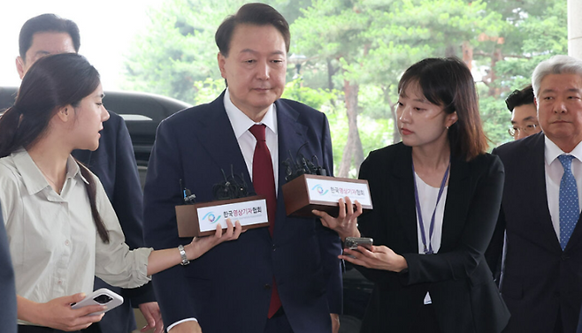 윤석열 전 대통령이 28일 피의자 신분으로 내란특검 조사를 받기 위해 서울 서초구 서울고검 청사로 출석하고 있다. 연합뉴스