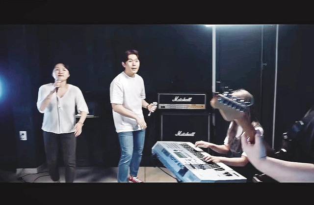 알바스찬 멤버들이 악기를 연주하며 노래를 부르는 모습. 아래쪽 사진은 알바스찬 채널의 ‘2000년대 수련회를 불태운 찬양 메들리’ 시리즈. 유튜브 캡처