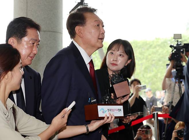 윤석열 전 대통령이 28일 서울 서초구 서울고검에 마련된 내란 특검팀 조사를 받기 위해 출석하고 있다. 뉴시스
