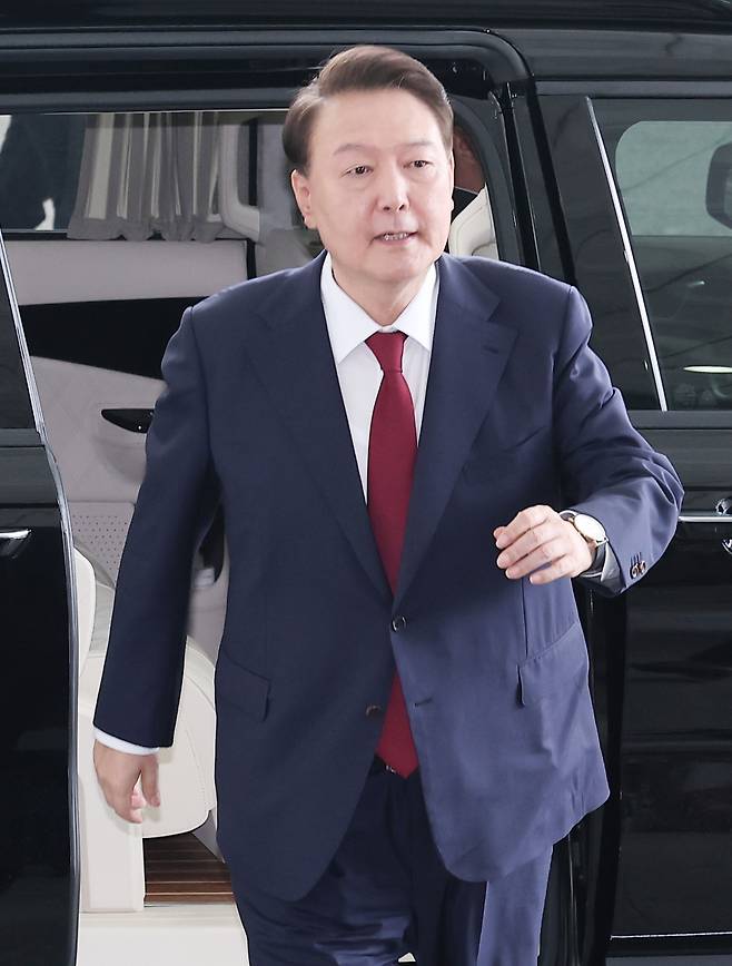 윤석열 전 대통령이 28일 피의자 신분으로 내란특검 조사를 받기 위해 서울 서초구 서울고검 청사로 출석하고 있다. 연합뉴스