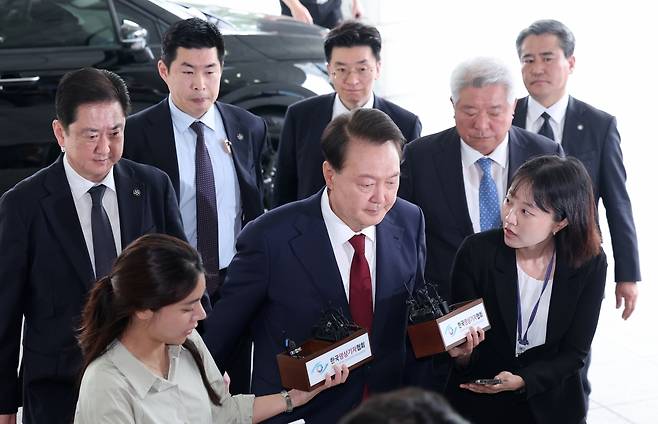 윤석열 전 대통령이 28일 피의자 신분으로 내란특검 조사를 받기 위해 서울 서초구 서울고검 청사로 출석하고 있다. 연합뉴스