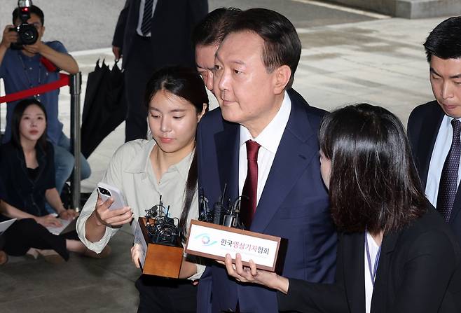 윤석열 전 대통령이 28일 피의자 신분으로 내란특검 조사를 받기 위해 서울 서초구 서울고검 청사로 출석하고 있다. 연합뉴스