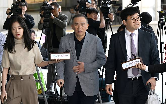 명태균(가운데) 씨가 지난 4월 29일 서울 서초구 서울고등검찰청으로 출석하고 있다. 권현구 기자