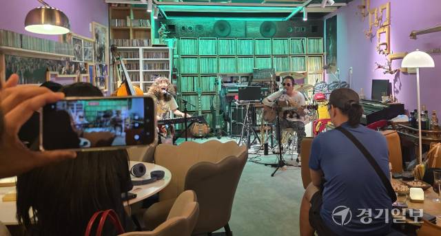 28일 인천 남동구 재즈카페 공감에서 열린 인천펜타포트 라이브 클럽에서 밴드죠의 노래에 관객들이 집중하고 있다. 장민재기자