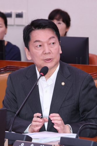 안철수 국민의힘 의원이 27일 국회 외교통일위원회 전체회의에서 김남중 통일부 차관에게 질의하고 있다. [사진 출처 = 연합뉴스]