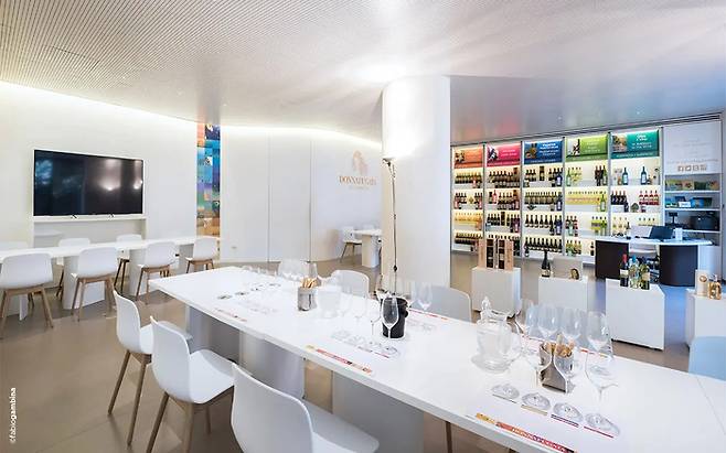 돈나푸가타 마르살라 와이너리 실험실의 모습. 혁신적인 생산 공간의 모범으로 평가받고 있다고 한다. [나라셀라 제공]